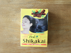 Laissez poser le mélange shikakai + eau pendant 5 minutes au moins (piquer le sweat de votre mec histoire de ne pas salir votre chemisier)